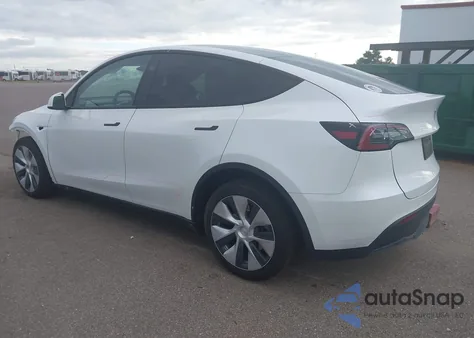 2024 Tesla Model Y Long Range Dual Motor All-Wheel Drive z USA, uszkodzony, nr VIN 7SAYGAEE6RF066823